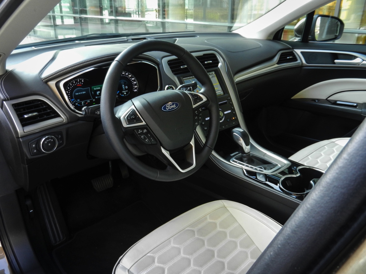 Autotest Ford Mondeo Vignale, een auto die meer biedt dan alleen extra luxe. De look-and-feel is naar een hoger plan getild en dat geldt ook voor de dealerservice. We reden met de 2.0 EcoBoost.