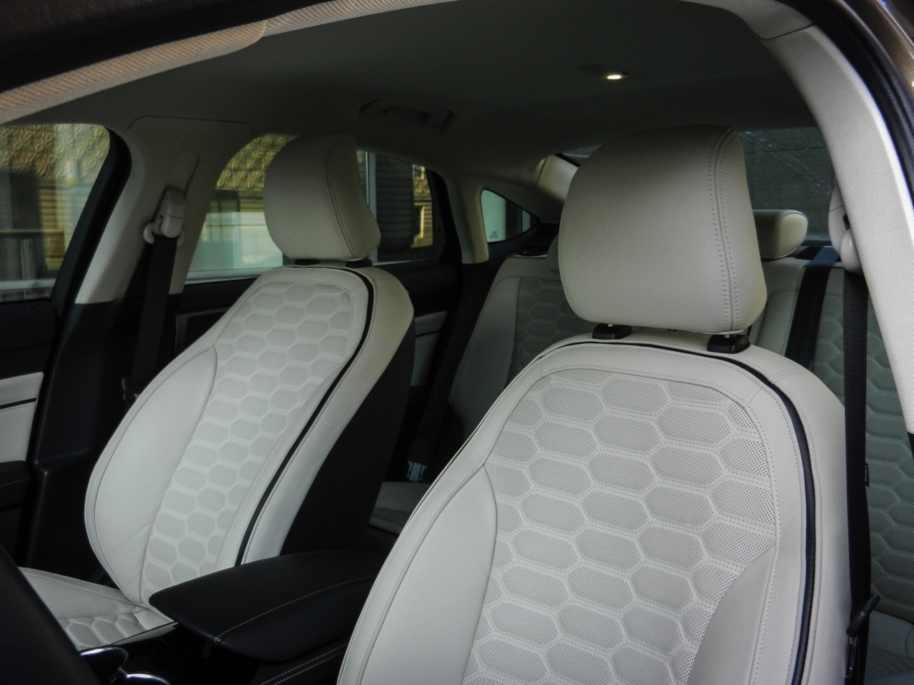 Autotest Ford Mondeo Vignale, een auto die meer biedt dan alleen extra luxe. De look-and-feel is naar een hoger plan getild en dat geldt ook voor de dealerservice. We reden met de 2.0 EcoBoost.