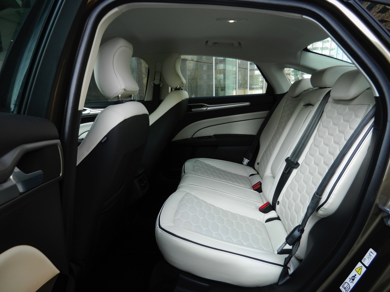 Autotest Ford Mondeo Vignale, een auto die meer biedt dan alleen extra luxe. De look-and-feel is naar een hoger plan getild en dat geldt ook voor de dealerservice. We reden met de 2.0 EcoBoost.