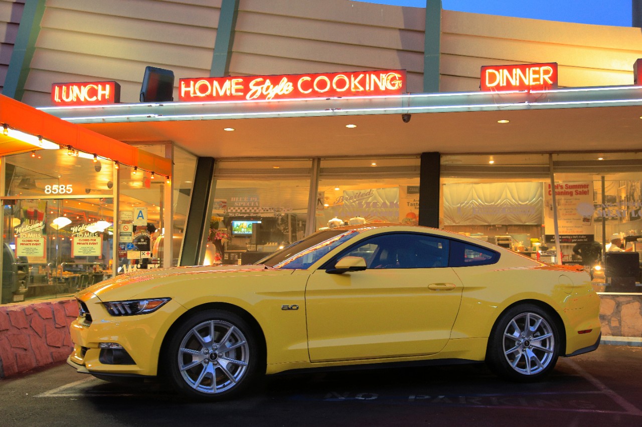 Ford heeft vandaag de Nederlandse prijzen van de Mustang bekendgemaakt. Die prijzen vallen wel een tikkie duurder uit dan de Amerikaanse prijzen...