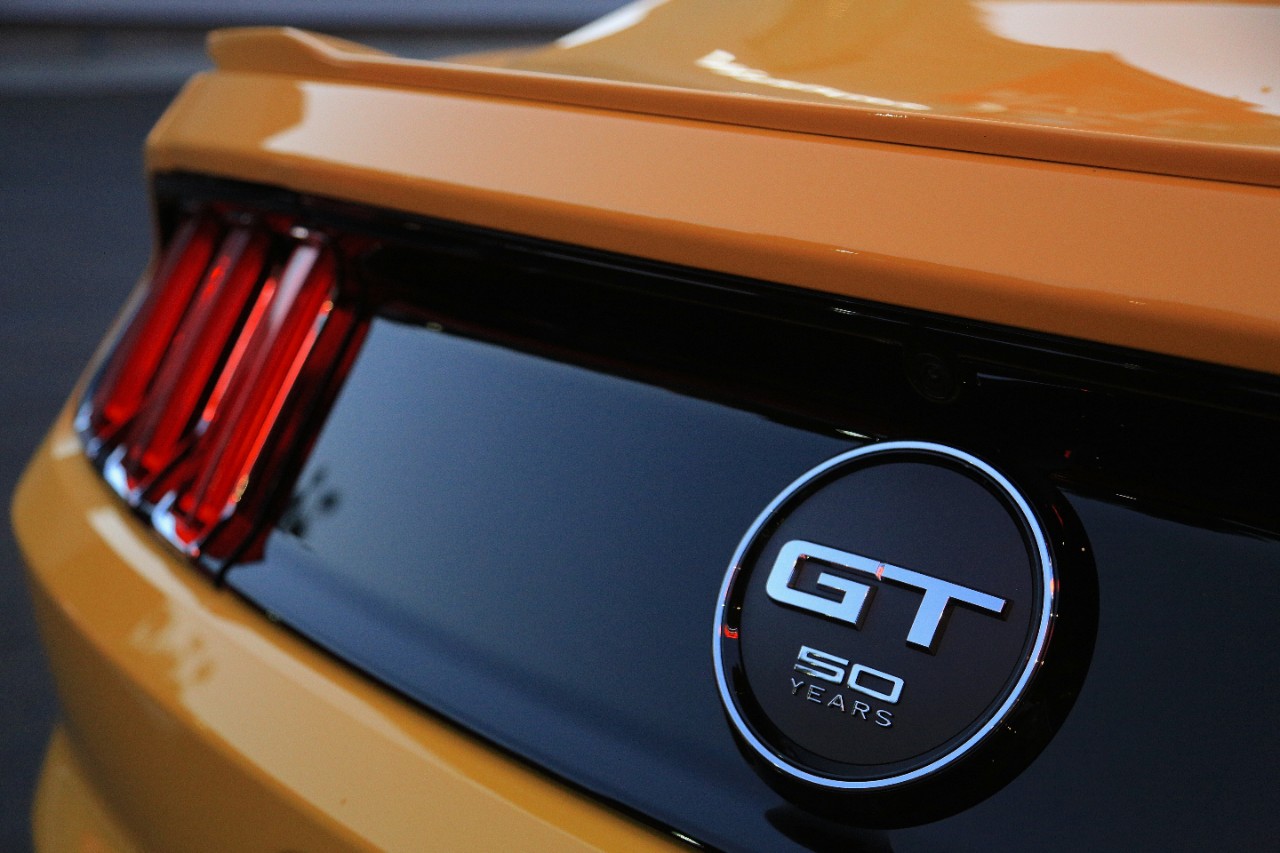 Ford heeft vandaag de Nederlandse prijzen van de Mustang bekendgemaakt. Die prijzen vallen wel een tikkie duurder uit dan de Amerikaanse prijzen...