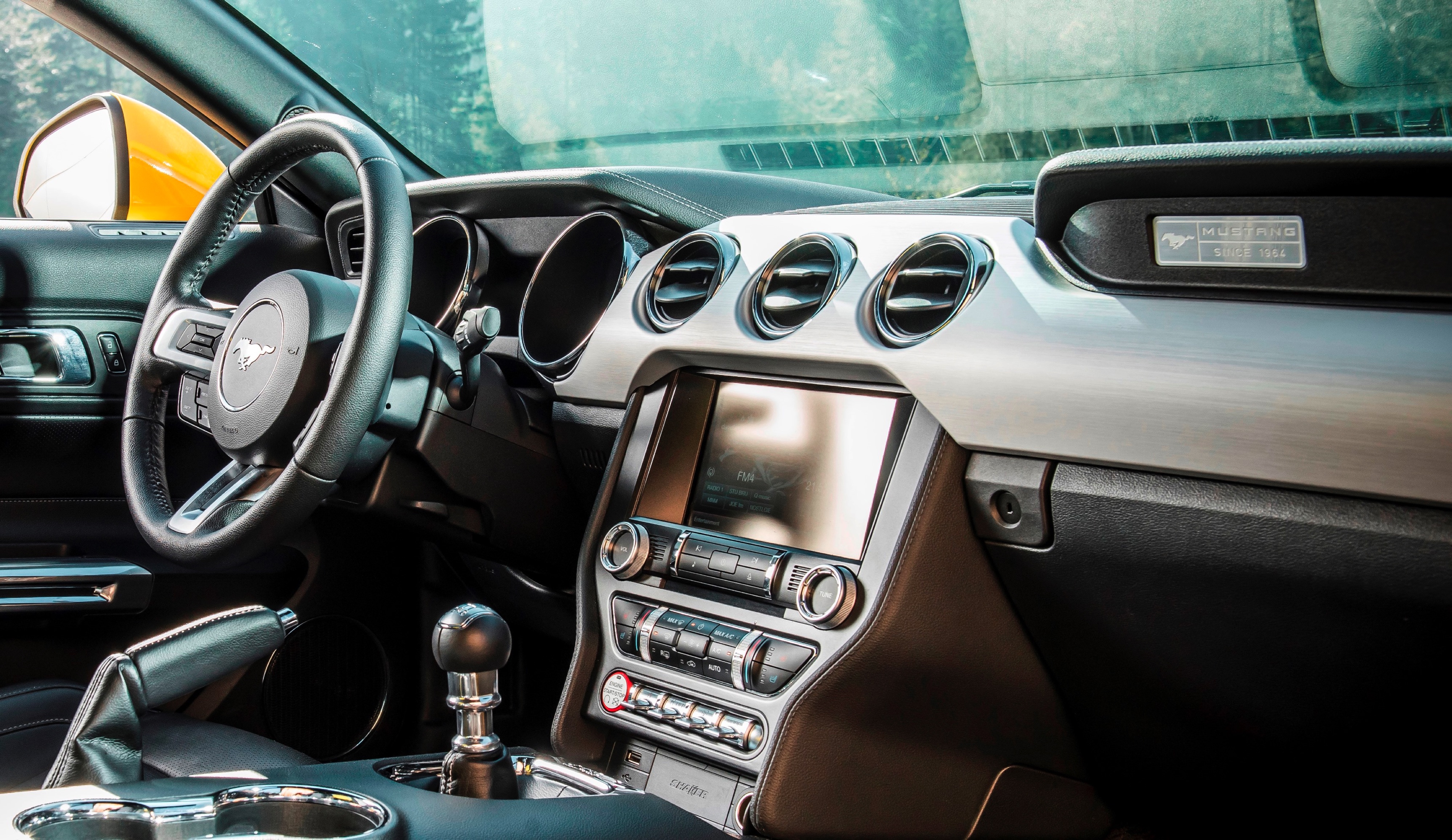 De klep van het dashboardkastje van de Ford Mustang is ook meteen een knie-airbag.