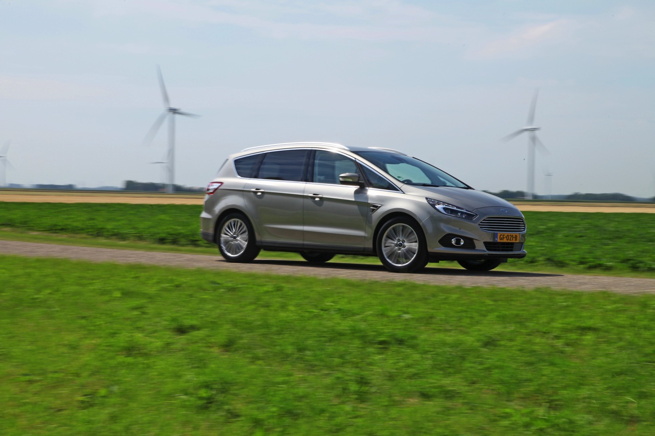 Autotest nieuwe Ford S-MAX 2.0 TDCi 180 pk Powershift Titanium. We rijden de nieuwe generatie S-MAX met nog meer veilige snufjes en meer finesse in het onderstel en de dieselmotor.