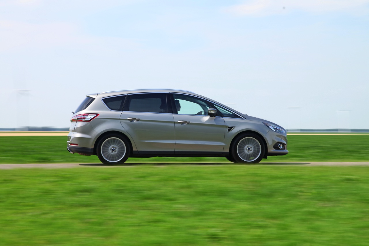 Autotest nieuwe Ford S-MAX 2.0 TDCi 180 pk Powershift Titanium. We rijden de nieuwe generatie S-MAX met nog meer veilige snufjes en meer finesse in het onderstel en de dieselmotor.