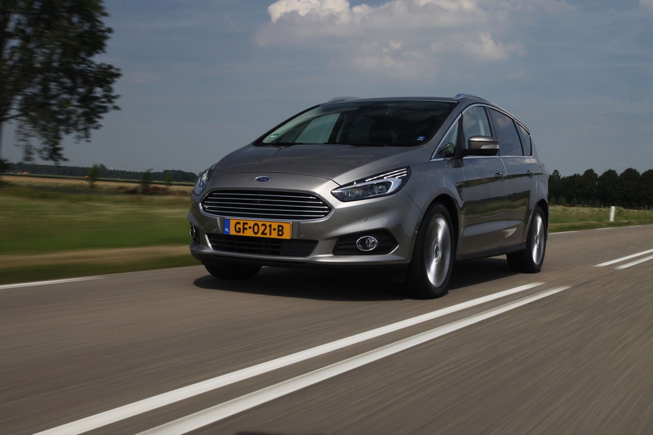 Autotest nieuwe Ford S-MAX 2.0 TDCi 180 pk Powershift Titanium. We rijden de nieuwe generatie S-MAX met nog meer veilige snufjes en meer finesse in het onderstel en de dieselmotor.