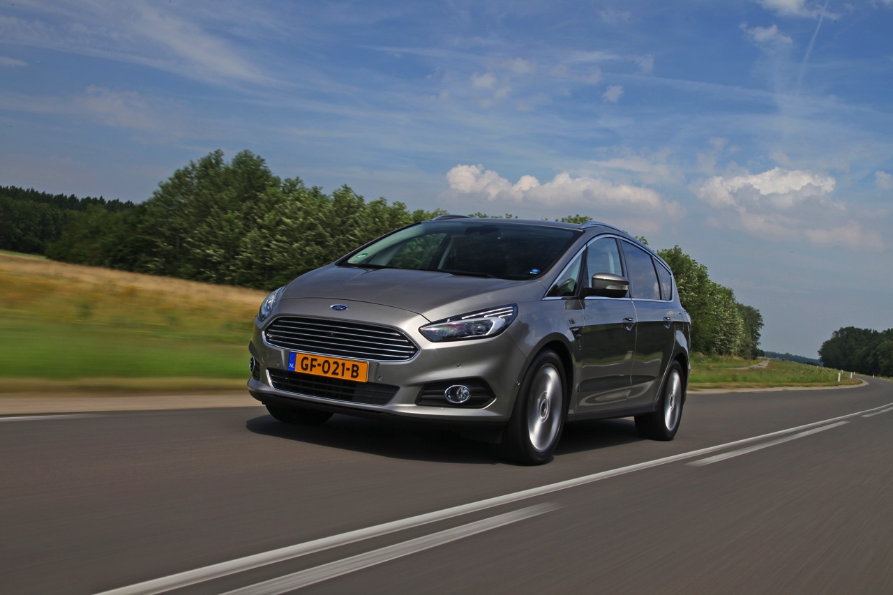 Autotest nieuwe Ford S-MAX 2.0 TDCi 180 pk Powershift Titanium. We rijden de nieuwe generatie S-MAX met nog meer veilige snufjes en meer finesse in het onderstel en de dieselmotor.