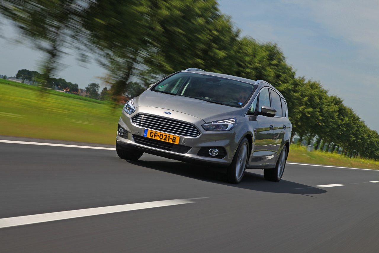 Autotest nieuwe Ford S-MAX 2.0 TDCi 180 pk Powershift Titanium. We rijden de nieuwe generatie S-MAX met nog meer veilige snufjes en meer finesse in het onderstel en de dieselmotor.