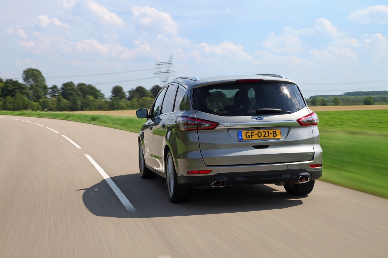 Autotest nieuwe Ford S-MAX 2.0 TDCi 180 pk Powershift Titanium. We rijden de nieuwe generatie S-MAX met nog meer veilige snufjes en meer finesse in het onderstel en de dieselmotor.