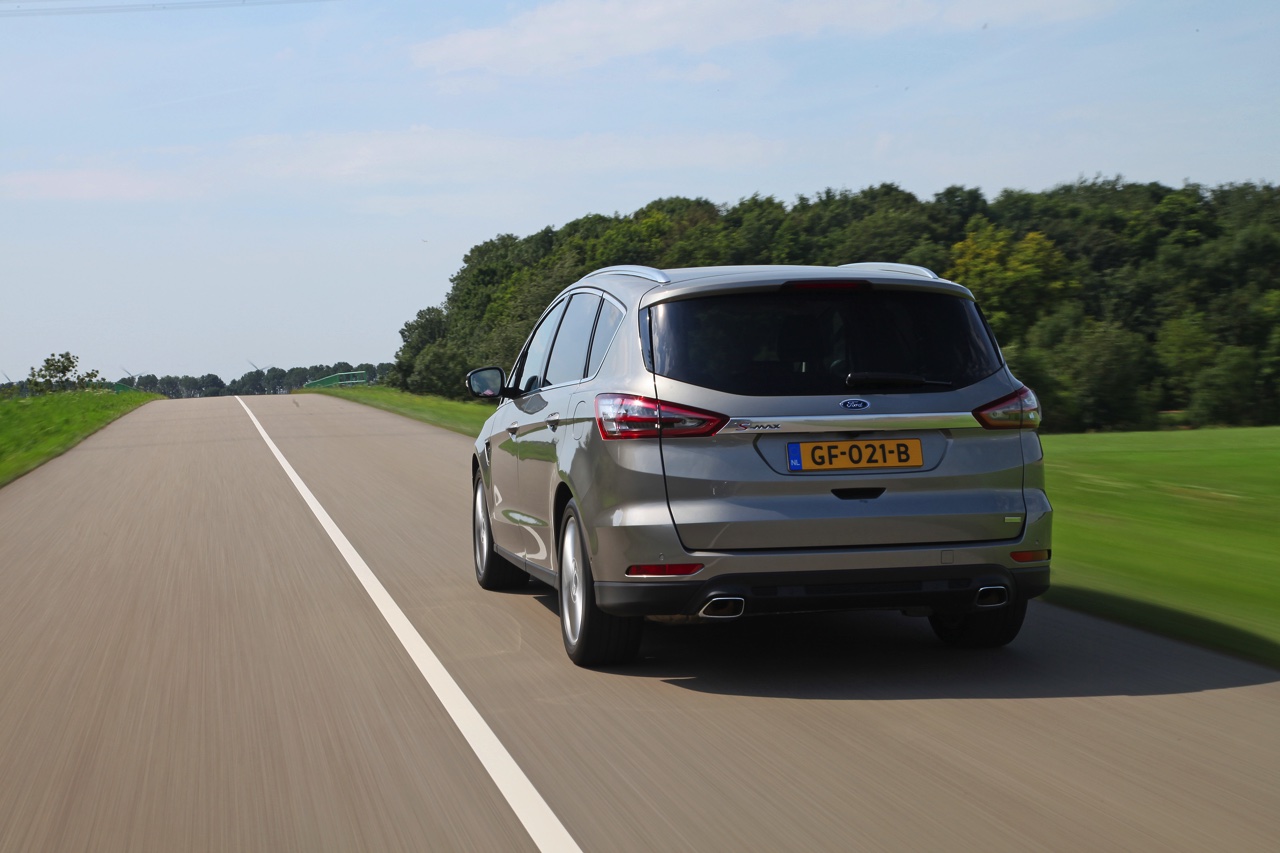 Autotest nieuwe Ford S-MAX 2.0 TDCi 180 pk Powershift Titanium. We rijden de nieuwe generatie S-MAX met nog meer veilige snufjes en meer finesse in het onderstel en de dieselmotor.