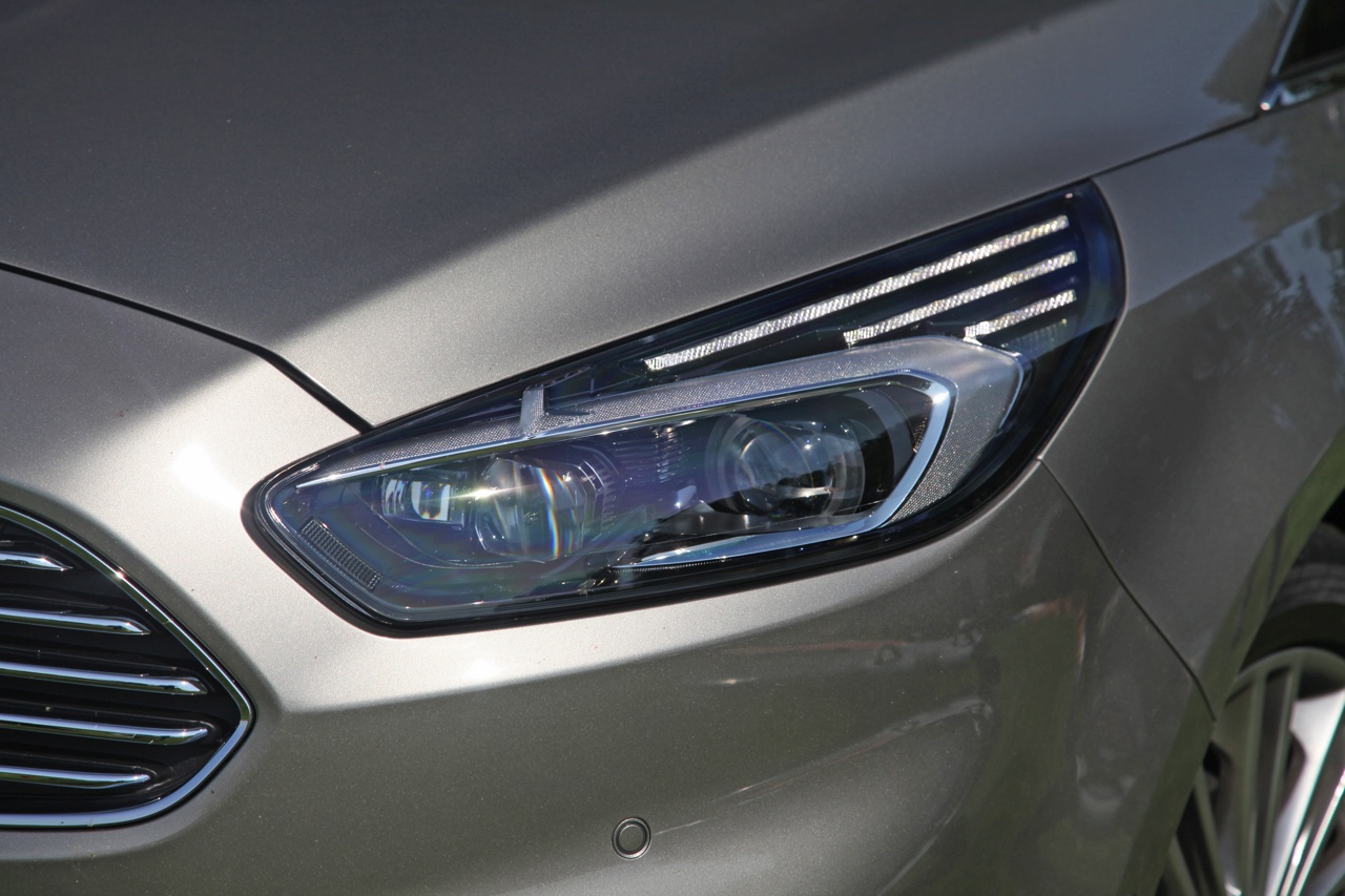 Autotest nieuwe Ford S-MAX 2.0 TDCi 180 pk Powershift Titanium. We rijden de nieuwe generatie S-MAX met nog meer veilige snufjes en meer finesse in het onderstel en de dieselmotor.