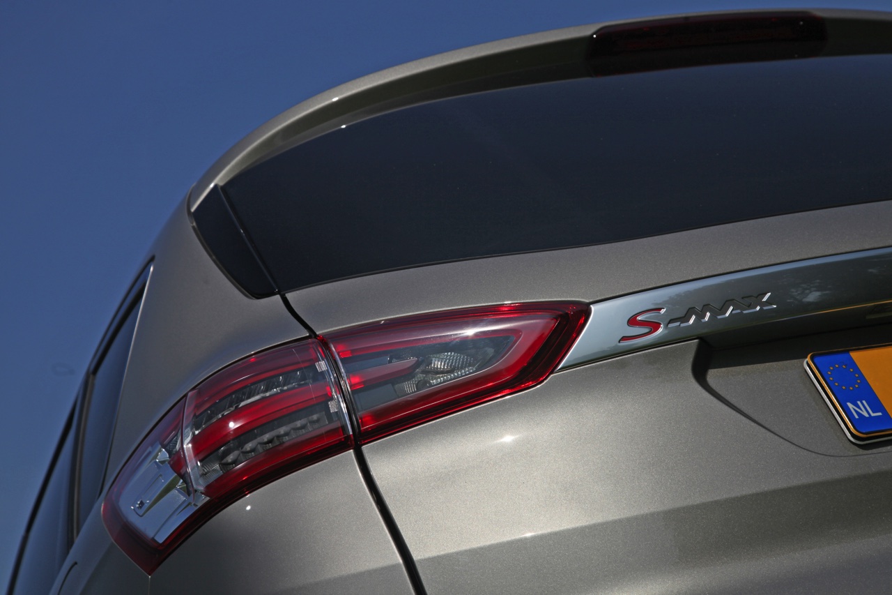 Autotest nieuwe Ford S-MAX 2.0 TDCi 180 pk Powershift Titanium. We rijden de nieuwe generatie S-MAX met nog meer veilige snufjes en meer finesse in het onderstel en de dieselmotor.