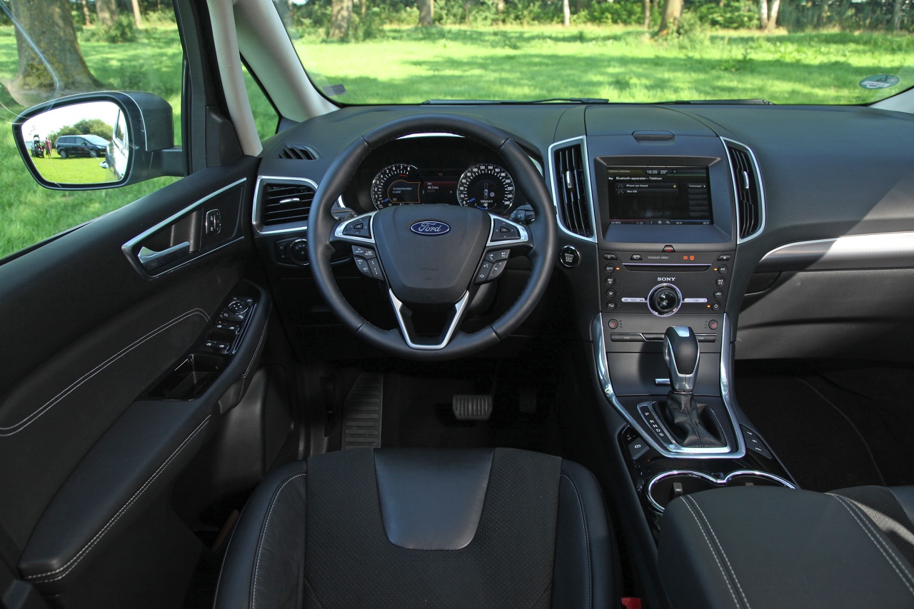 Autotest nieuwe Ford S-MAX 2.0 TDCi 180 pk Powershift Titanium. We rijden de nieuwe generatie S-MAX met nog meer veilige snufjes en meer finesse in het onderstel en de dieselmotor.