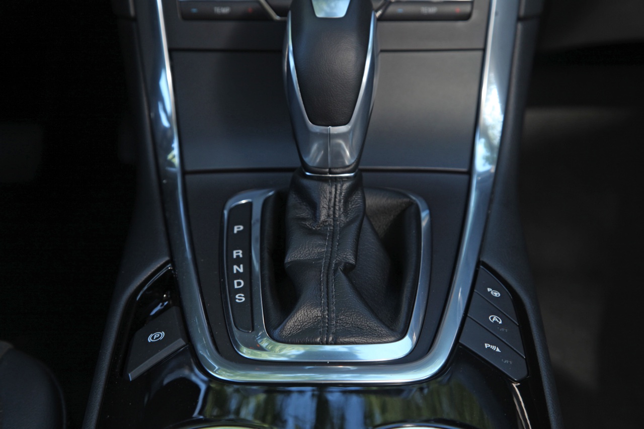 Autotest nieuwe Ford S-MAX 2.0 TDCi 180 pk Powershift Titanium. We rijden de nieuwe generatie S-MAX met nog meer veilige snufjes en meer finesse in het onderstel en de dieselmotor.