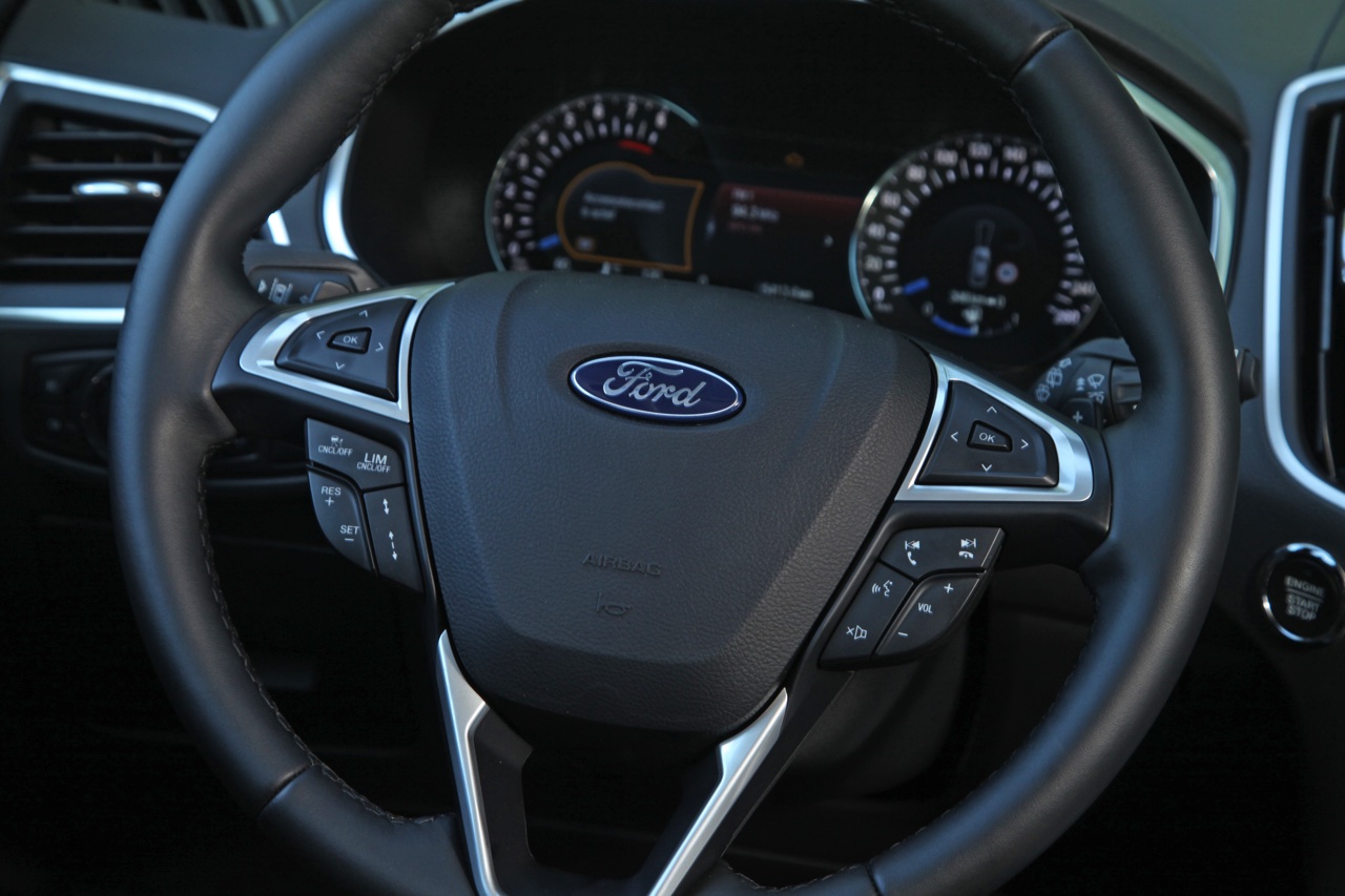 Autotest nieuwe Ford S-MAX 2.0 TDCi 180 pk Powershift Titanium. We rijden de nieuwe generatie S-MAX met nog meer veilige snufjes en meer finesse in het onderstel en de dieselmotor.