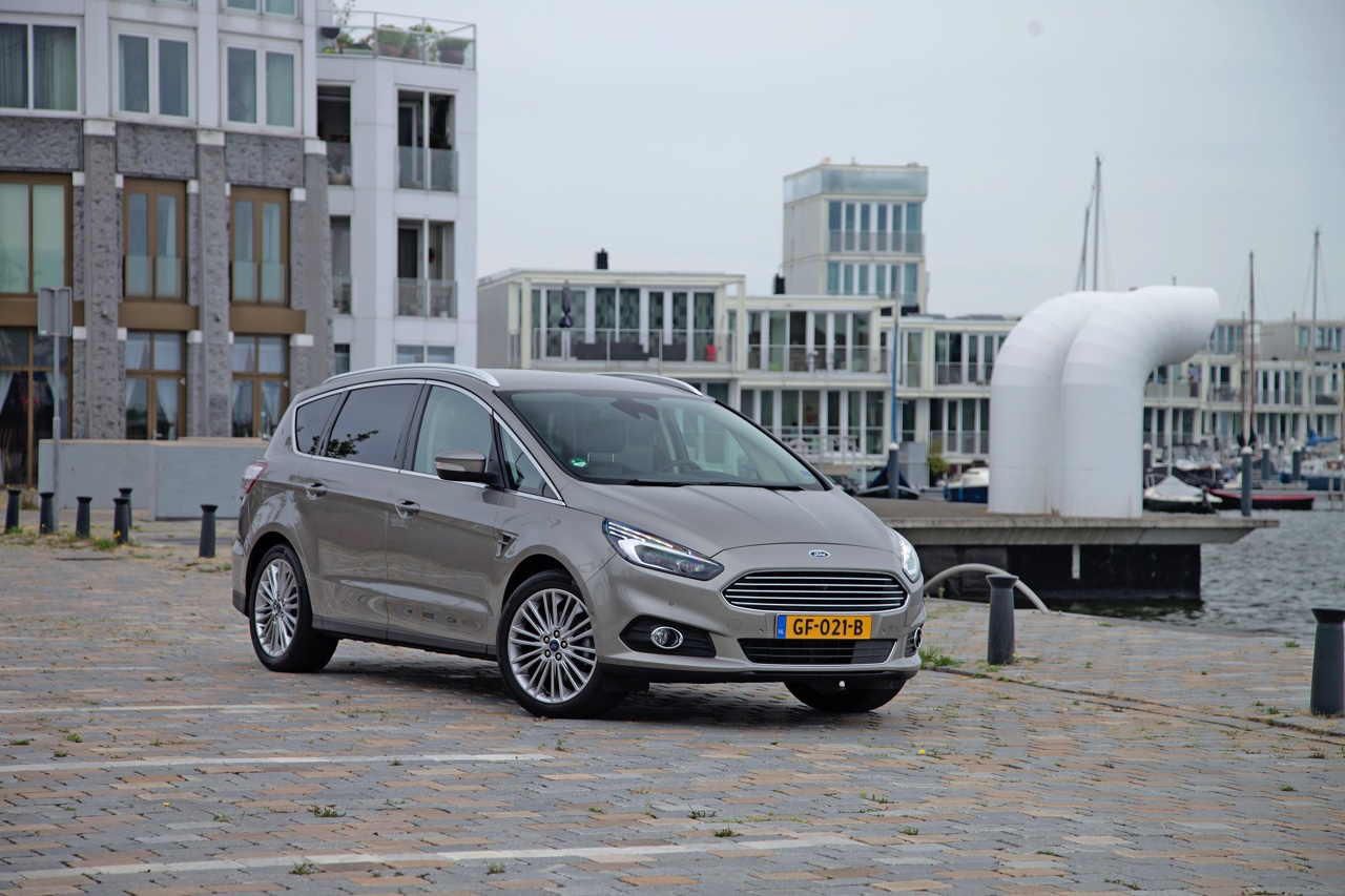 Autotest nieuwe Ford S-MAX 2.0 TDCi 180 pk Powershift Titanium. We rijden de nieuwe generatie S-MAX met nog meer veilige snufjes en meer finesse in het onderstel en de dieselmotor.