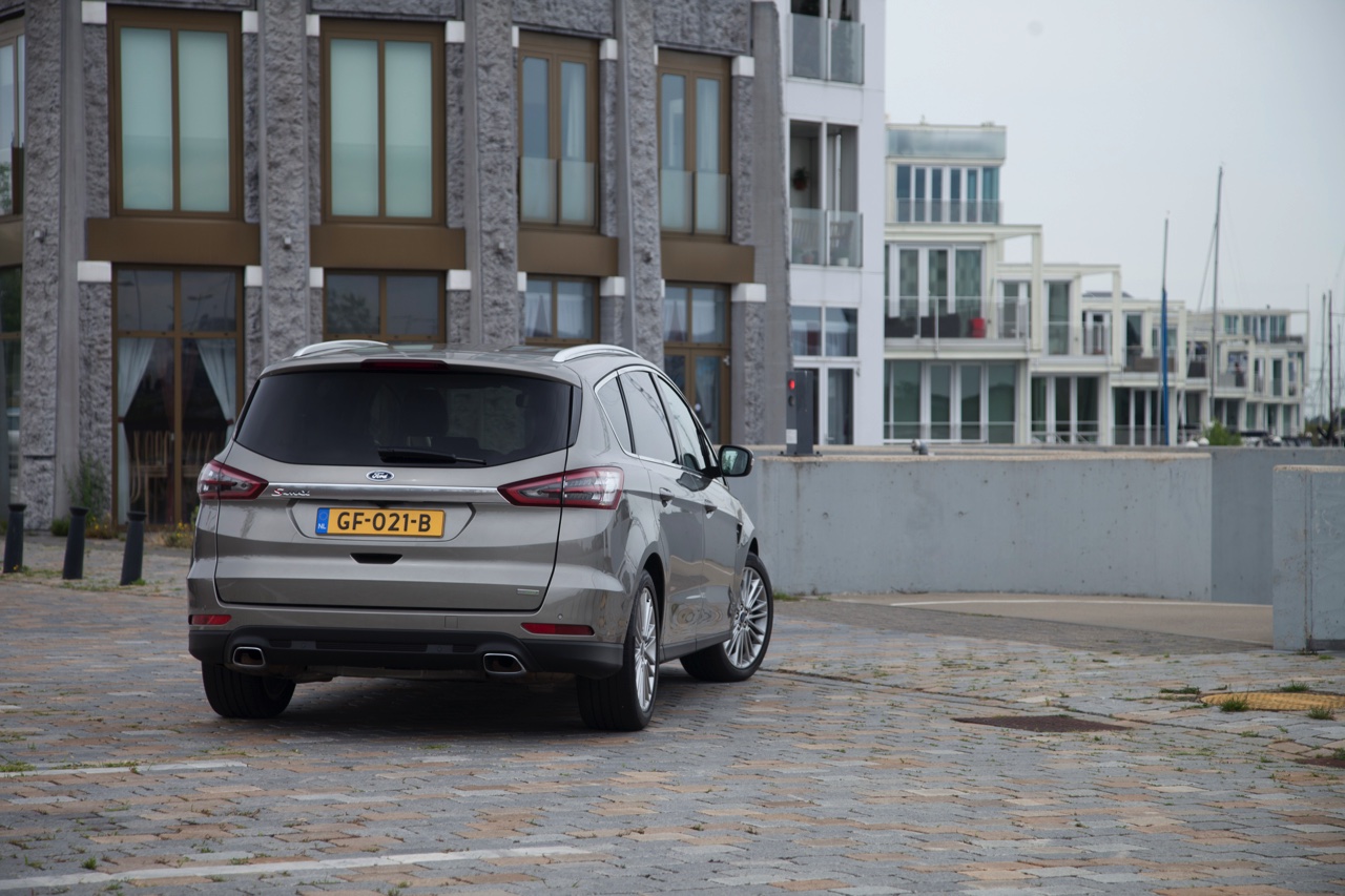 Autotest nieuwe Ford S-MAX 2.0 TDCi 180 pk Powershift Titanium. We rijden de nieuwe generatie S-MAX met nog meer veilige snufjes en meer finesse in het onderstel en de dieselmotor.