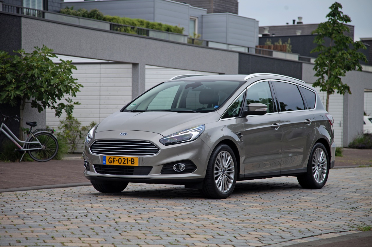 Autotest nieuwe Ford S-MAX 2.0 TDCi 180 pk Powershift Titanium. We rijden de nieuwe generatie S-MAX met nog meer veilige snufjes en meer finesse in het onderstel en de dieselmotor.