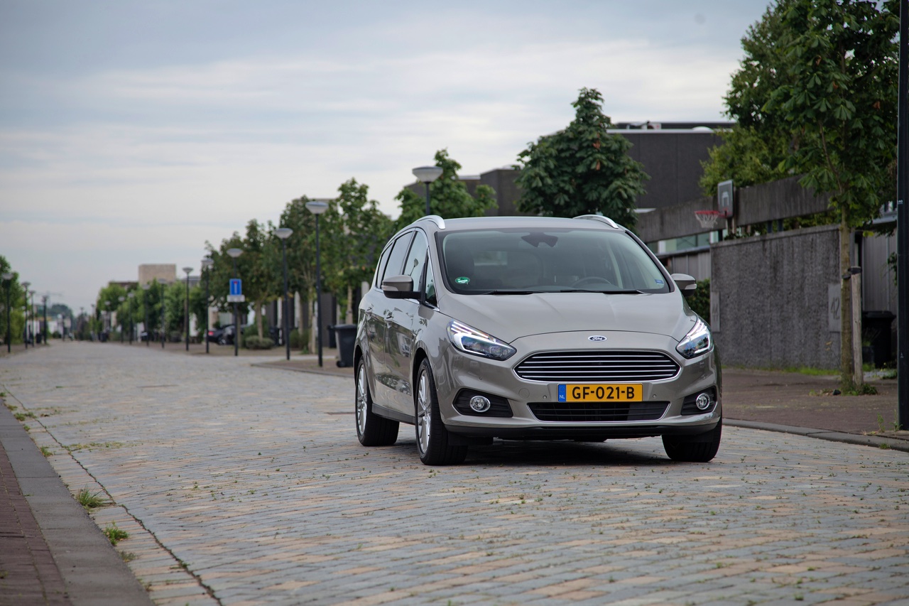Autotest nieuwe Ford S-MAX 2.0 TDCi 180 pk Powershift Titanium. We rijden de nieuwe generatie S-MAX met nog meer veilige snufjes en meer finesse in het onderstel en de dieselmotor.