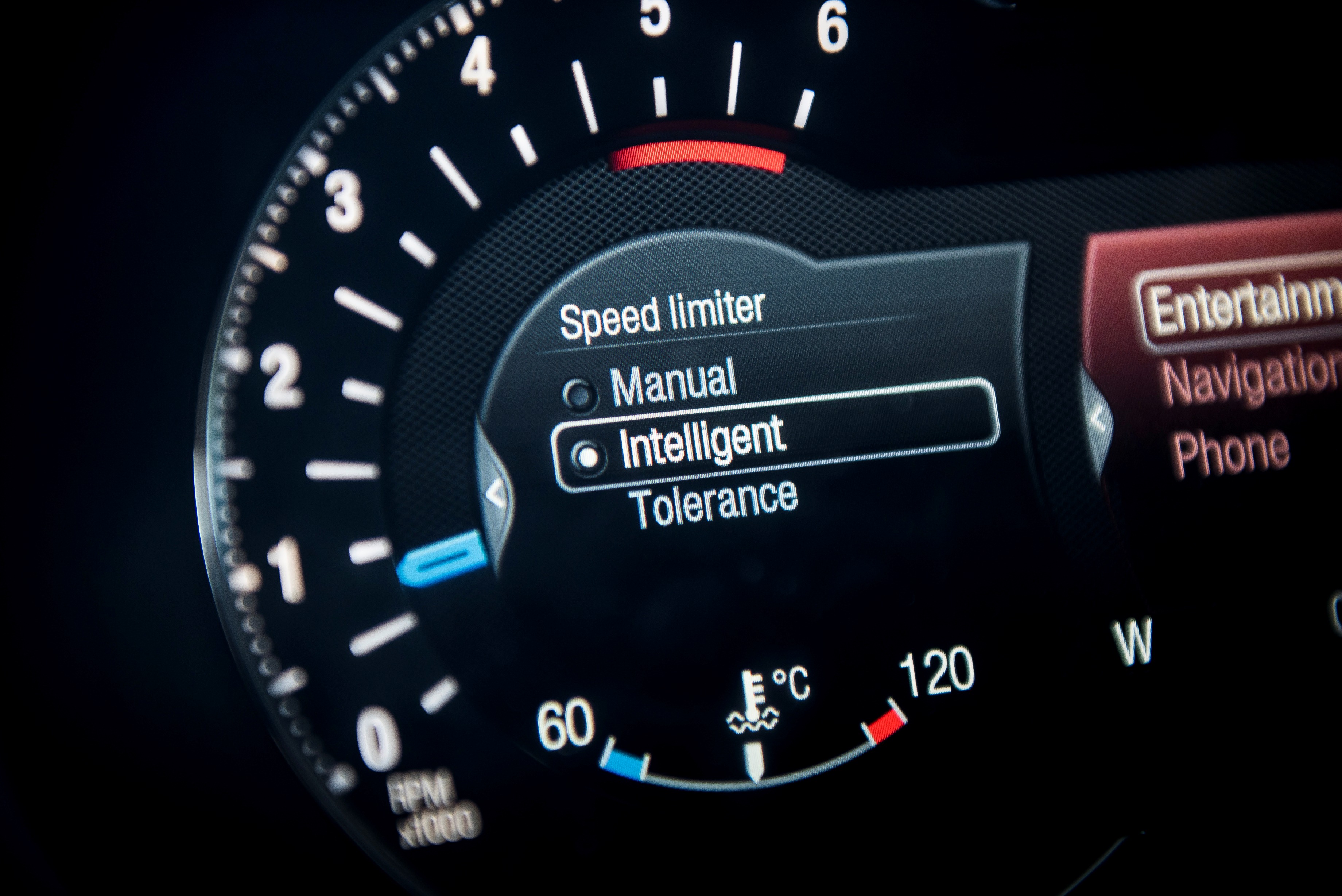 Autotest nieuwe Ford S-MAX 2.0 TDCi 180 pk Powershift Titanium. We rijden de nieuwe generatie S-MAX met nog meer veilige snufjes en meer finesse in het onderstel en de dieselmotor.