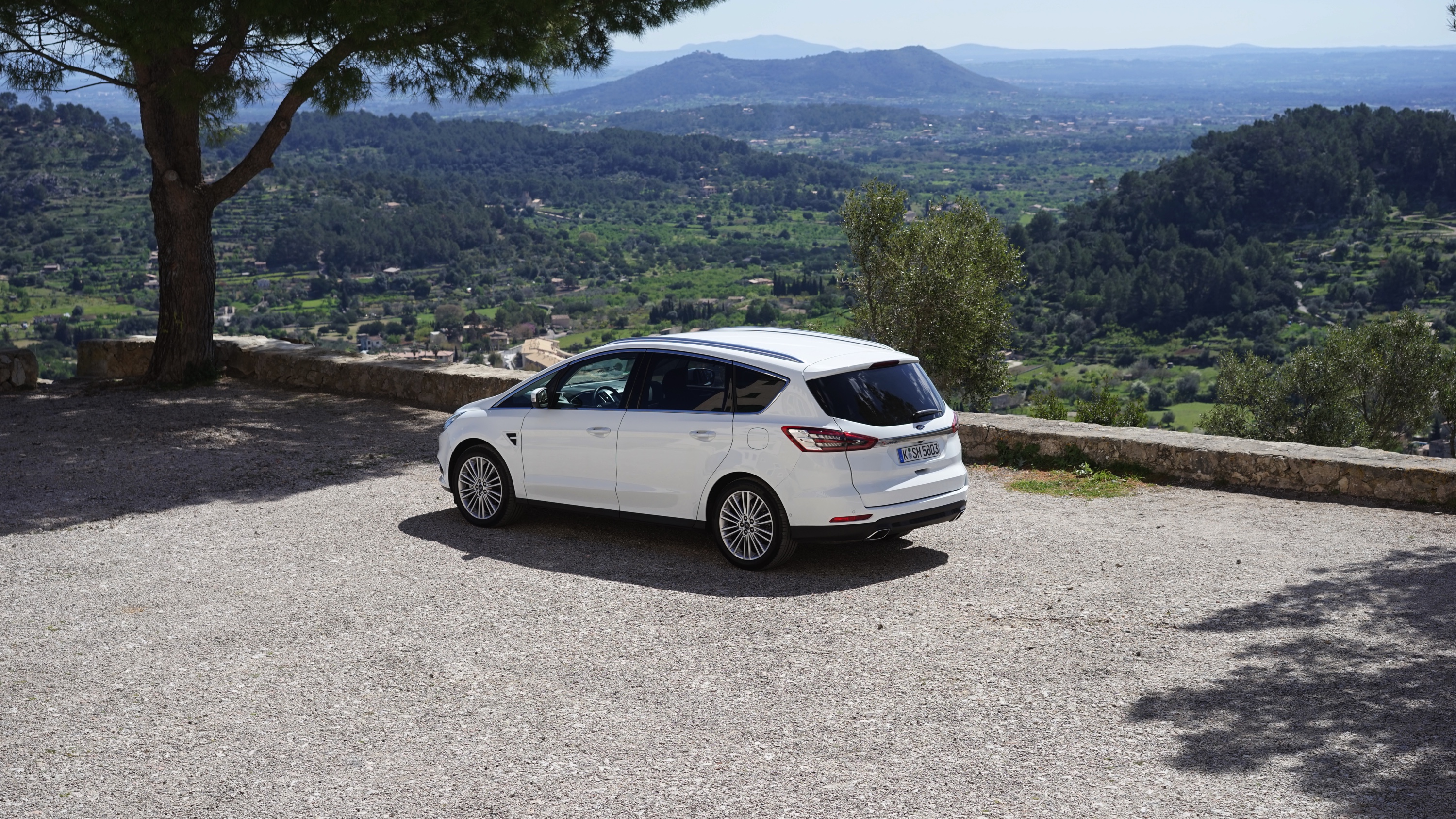 De nieuwe S-Max komt later dit jaar op de markt en wij mochten hem alvast rijden op Mallorca. Is de S-Max nog steeds de onbetwiste koning van de MPV's?