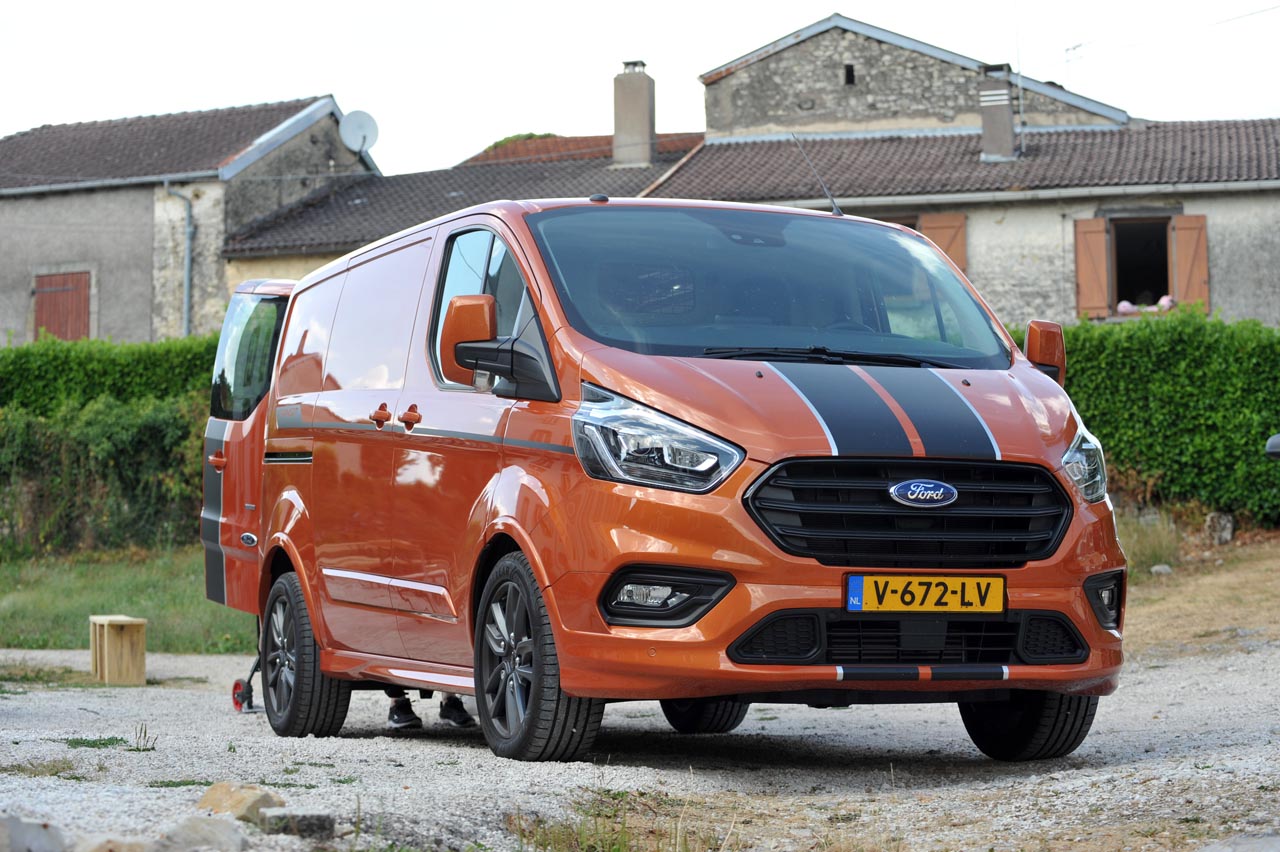 Ford geeft de Transit Custom niet alleen een facelift, maar zorgt tevens voor een opwaardering van interieur en bechikbare technieken.