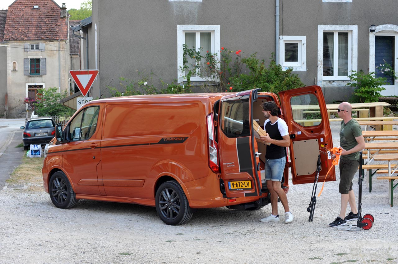 Ford geeft de Transit Custom niet alleen een facelift, maar zorgt tevens voor een opwaardering van interieur en bechikbare technieken.