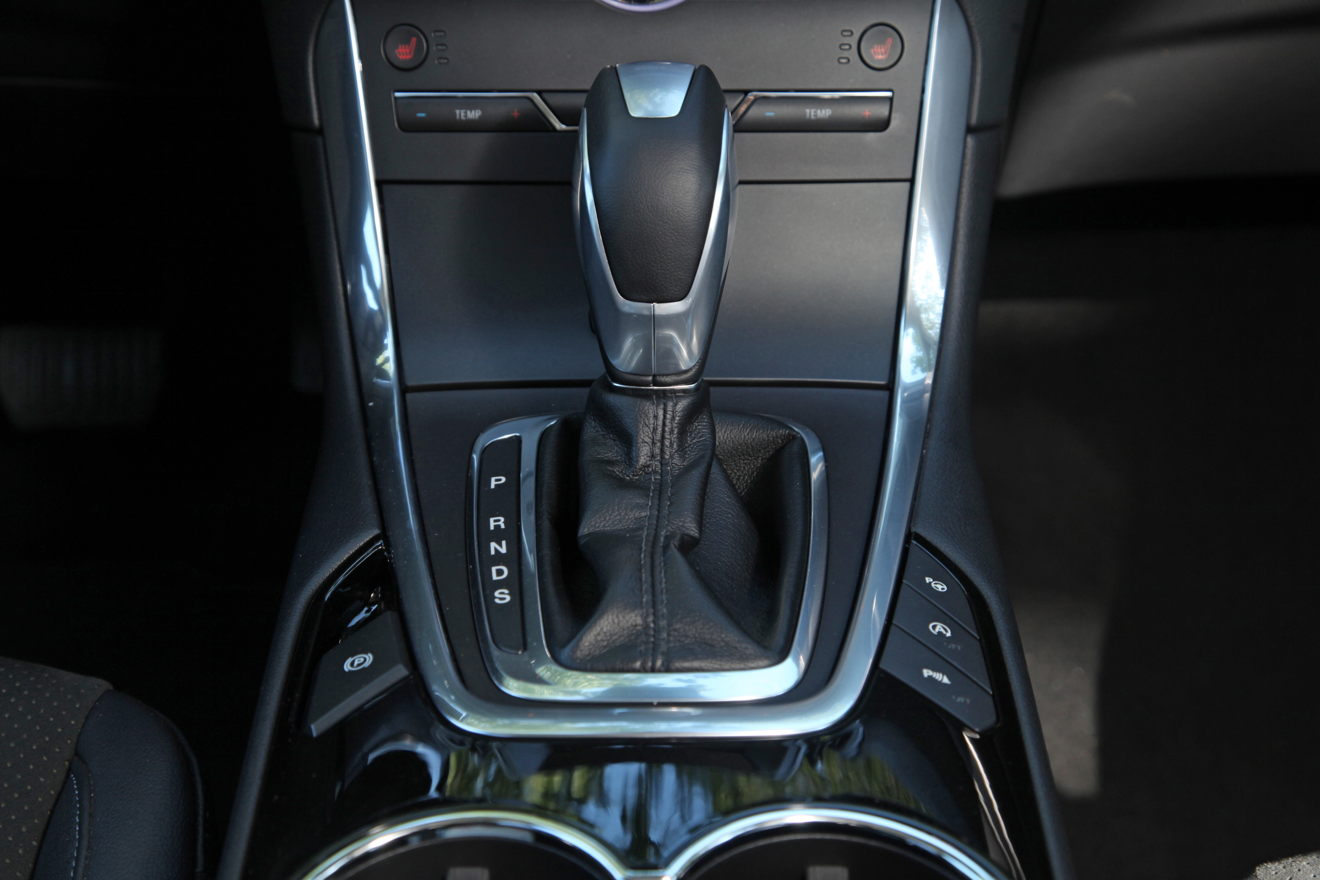 Ford focust met de conventionele zestrapsautomaat op benzinemotoren en koppelt de Powershift automaat met dubbele koppeling aan de diesels.