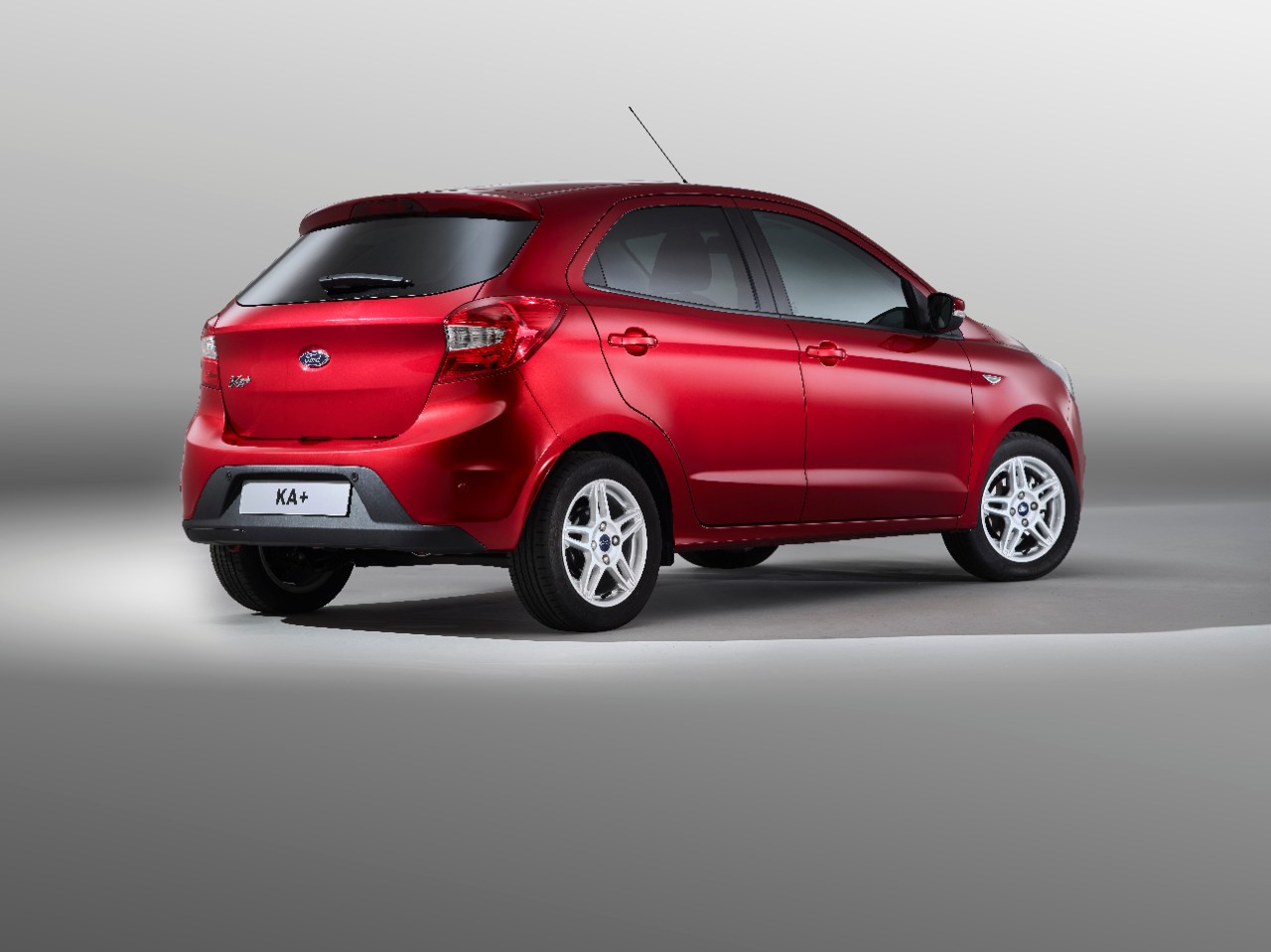 Nieuwe Ford Fiesta wordt groter, luxer en meer premium. Zo schept het merk ruimte voor de Ka+ die vanaf september 2016 op de markt komt.