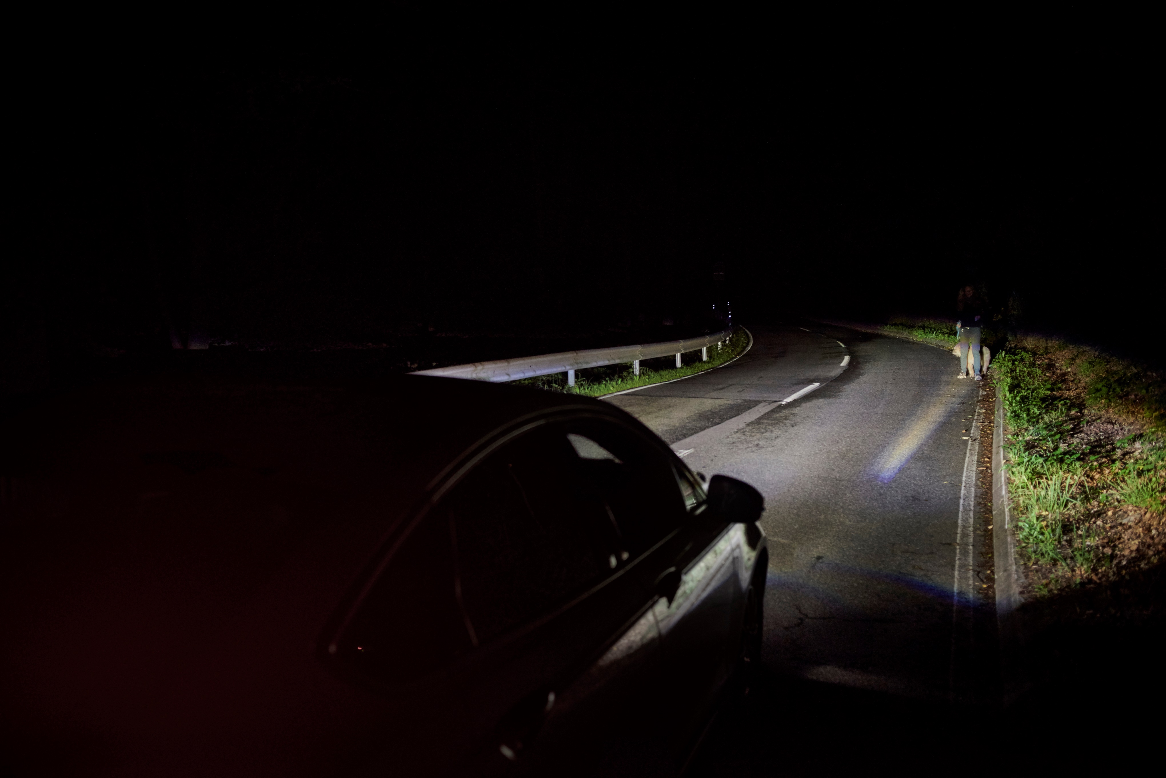 Ford maakt rijden in de nacht nog veiliger met Advanced Front Lighting en Sport Lighting om wegen, rotondes, voetgangers, fietsers en dieren te detecteren en te verlichten.