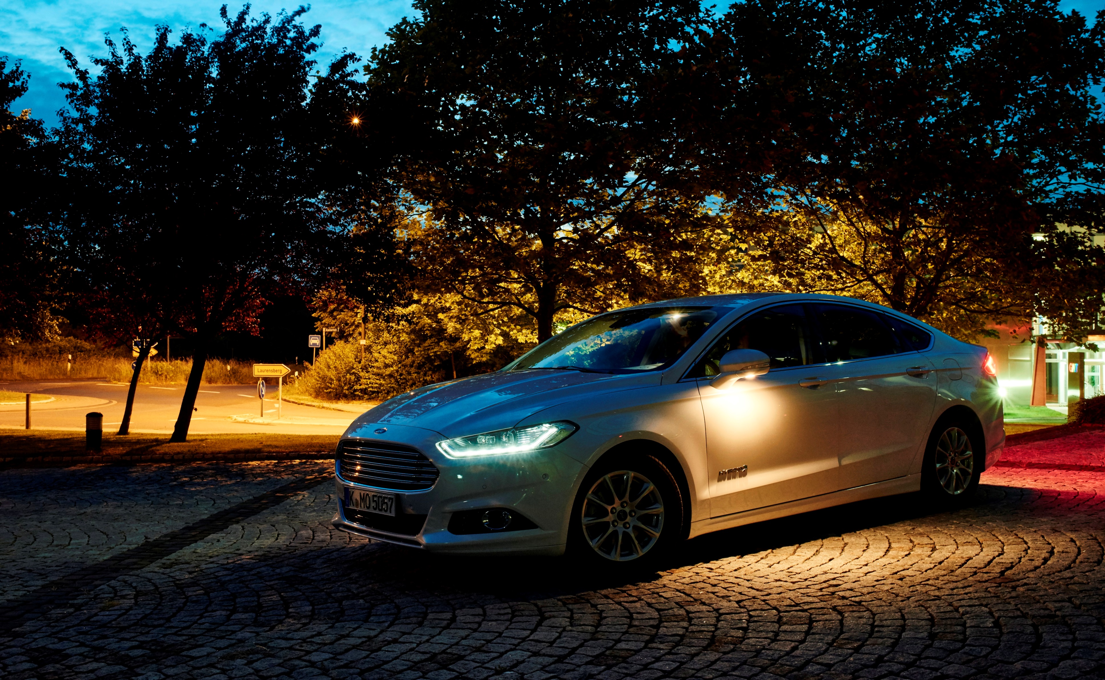 Ford maakt rijden in de nacht nog veiliger met Advanced Front Lighting en Sport Lighting om wegen, rotondes, voetgangers, fietsers en dieren te detecteren en te verlichten.