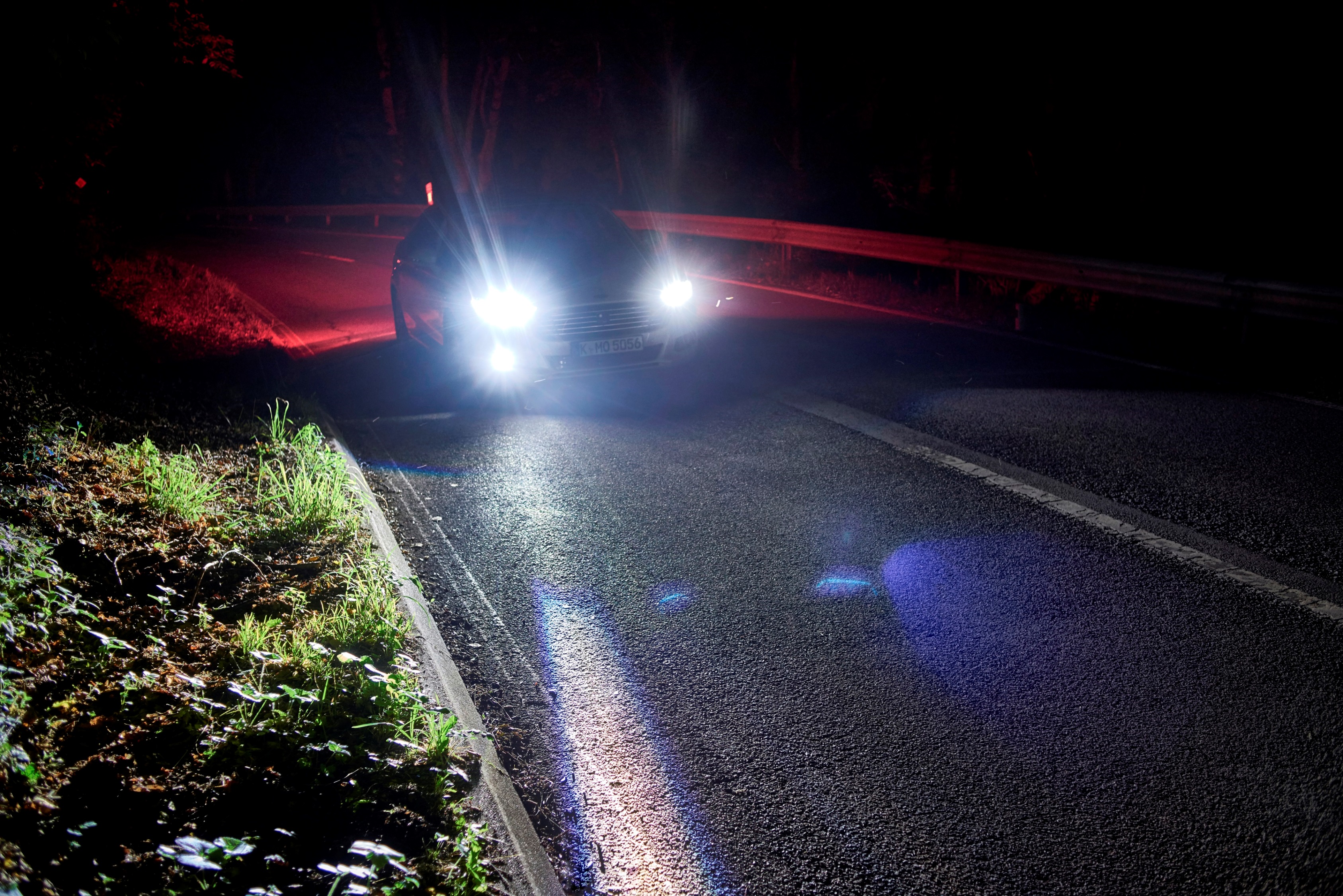 Ford maakt rijden in de nacht nog veiliger met Advanced Front Lighting en Sport Lighting om wegen, rotondes, voetgangers, fietsers en dieren te detecteren en te verlichten.