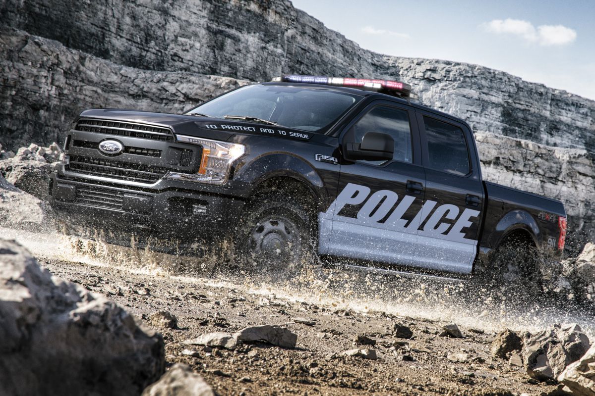 Ford presenteert de nieuwe lichting Amerikaanse Police Interceptors. Daar zit ook een primeur bij, want Ford levert de eerste hybride politieauto geschikt voor achtervolgingen.