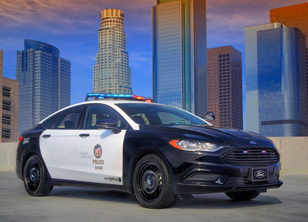 Ford presenteert de nieuwe lichting Amerikaanse Police Interceptors. Daar zit ook een primeur bij, want Ford levert de eerste hybride politieauto geschikt voor achtervolgingen.