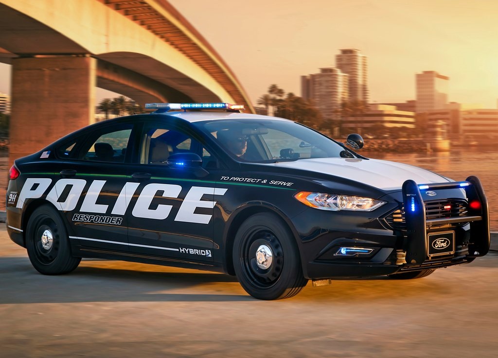 Ford presenteert de nieuwe lichting Amerikaanse Police Interceptors. Daar zit ook een primeur bij, want Ford levert de eerste hybride politieauto geschikt voor achtervolgingen.