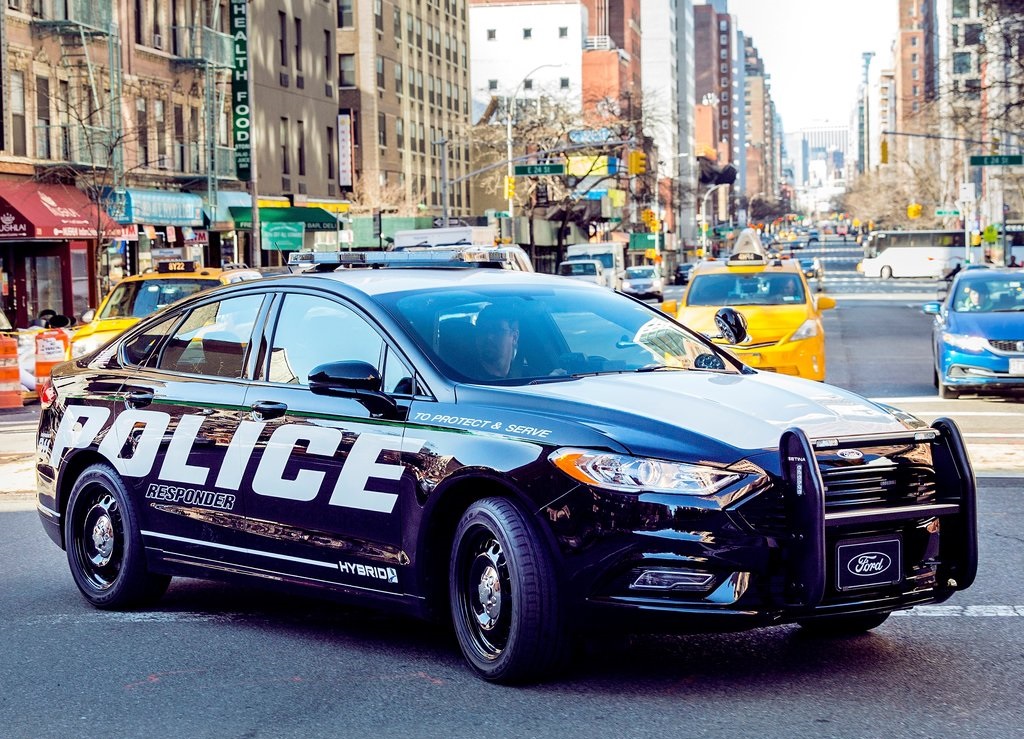 Ford presenteert de nieuwe lichting Amerikaanse Police Interceptors. Daar zit ook een primeur bij, want Ford levert de eerste hybride politieauto geschikt voor achtervolgingen.