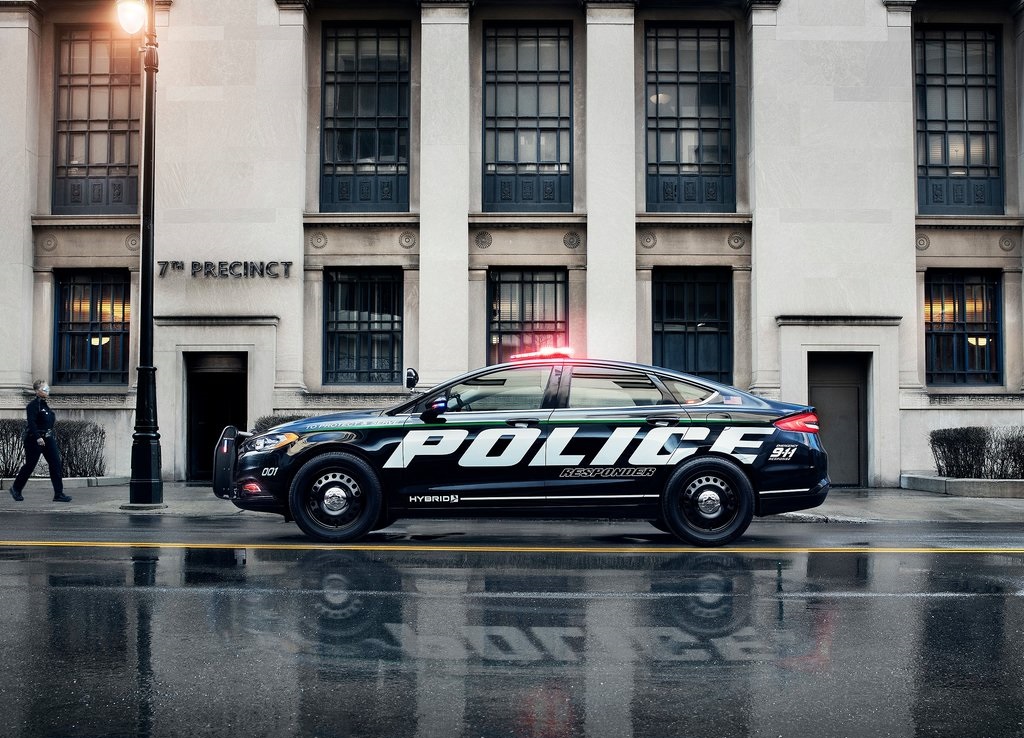 Ford presenteert de nieuwe lichting Amerikaanse Police Interceptors. Daar zit ook een primeur bij, want Ford levert de eerste hybride politieauto geschikt voor achtervolgingen.