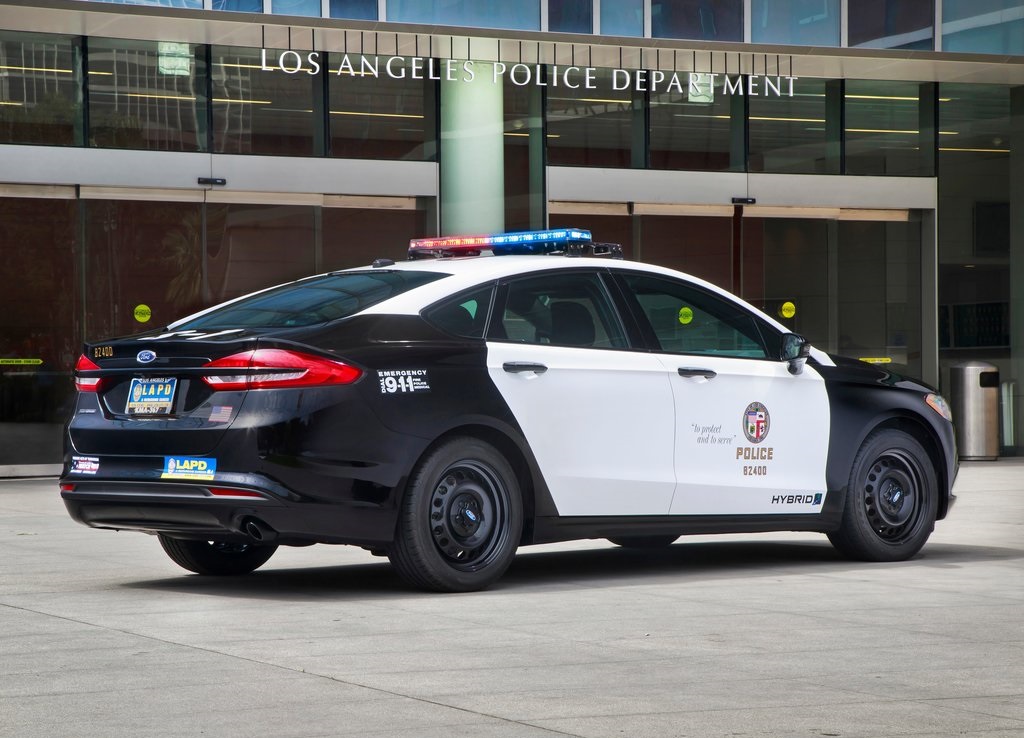 Ford presenteert de nieuwe lichting Amerikaanse Police Interceptors. Daar zit ook een primeur bij, want Ford levert de eerste hybride politieauto geschikt voor achtervolgingen.