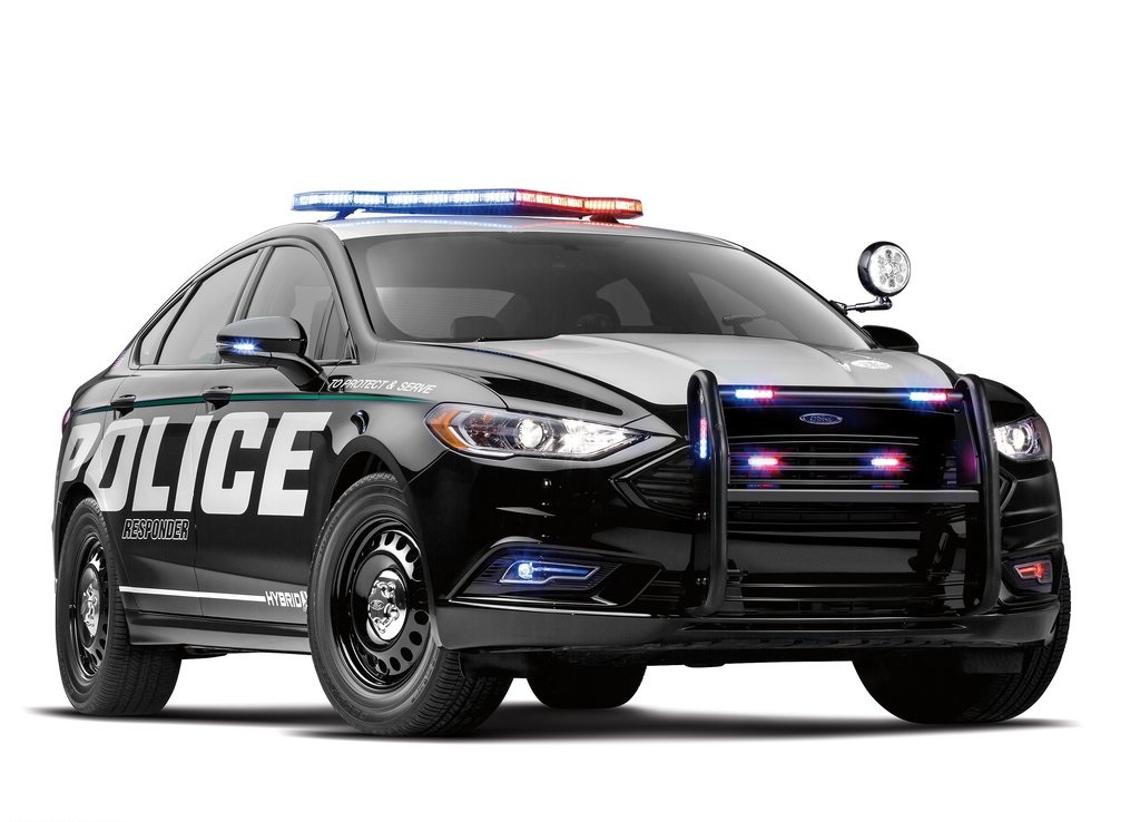 Ford presenteert de nieuwe lichting Amerikaanse Police Interceptors. Daar zit ook een primeur bij, want Ford levert de eerste hybride politieauto geschikt voor achtervolgingen.