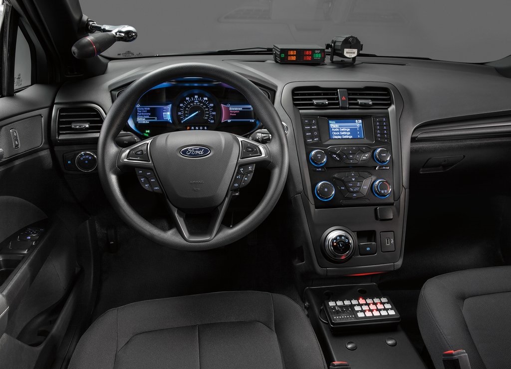 Ford presenteert de nieuwe lichting Amerikaanse Police Interceptors. Daar zit ook een primeur bij, want Ford levert de eerste hybride politieauto geschikt voor achtervolgingen.
