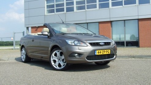 Ford heeft de Focus in het nieuw gestoken. En ja, dan kan de dakloze variant natuurlijk niet achterblijven. Tijd dus voor een blokje om met de vernieuwde Focus CC. De weergoden zaten tijdens onze test