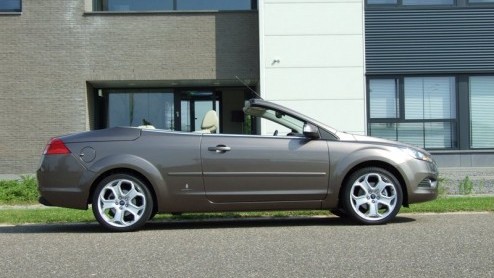 Ford heeft de Focus in het nieuw gestoken. En ja, dan kan de dakloze variant natuurlijk niet achterblijven. Tijd dus voor een blokje om met de vernieuwde Focus CC. De weergoden zaten tijdens onze test