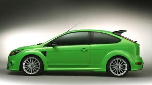 Bulderend nieuws! Ford grijpt de Londen Motor Show aan om de nieuwe Focus RS in de picture te zetten. Met een uitbundige uitstraling en een tot 300 pk opgefokte 2.5 liter turbomotor doet de Focus RS e