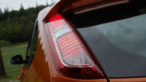 Fel oranje autos zie je niet vaak. Toch is er n auto waarbij die kleur helemaal thuishoort, en dan hebben we het niet over de General Lee van de Dukes of Hazzard. En als je de motor tot leven wekt,