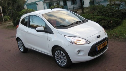 Na bijna 12 jaar op de markt te zijn geweest was het toch echt tijd voor een nieuwe Ford Ka. Het merk raakte aan de praat met Fiat, die de 500 in ontwikkeling had. Ford mengde zich in het proces en zi
