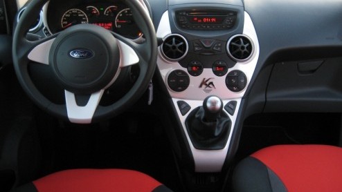 Na bijna 12 jaar op de markt te zijn geweest was het toch echt tijd voor een nieuwe Ford Ka. Het merk raakte aan de praat met Fiat, die de 500 in ontwikkeling had. Ford mengde zich in het proces en zi