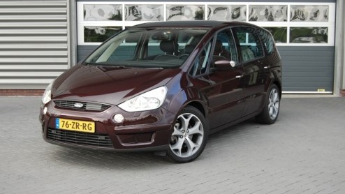 Fords S-MAX was de eerste in de familie die de ontwerpstijl Kinetic Design mocht vertegenwoordigen. Kracht, energie en sportiviteit zijn onlosmakelijk verbonden met deze filosofie, ook in een ruimtel