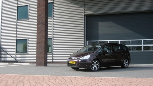 Fords S-MAX was de eerste in de familie die de ontwerpstijl Kinetic Design mocht vertegenwoordigen. Kracht, energie en sportiviteit zijn onlosmakelijk verbonden met deze filosofie, ook in een ruimtel
