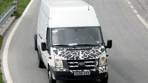 Een zebra Ford Transit? Nee, het is het facelift model. Onze spionagefotograaf ging zelfs deze Duitser achterna, die met minieme wijzigingen weer klaar is voor 2009.