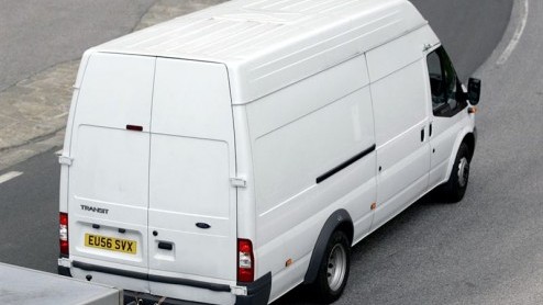 Een zebra Ford Transit? Nee, het is het facelift model. Onze spionagefotograaf ging zelfs deze Duitser achterna, die met minieme wijzigingen weer klaar is voor 2009.