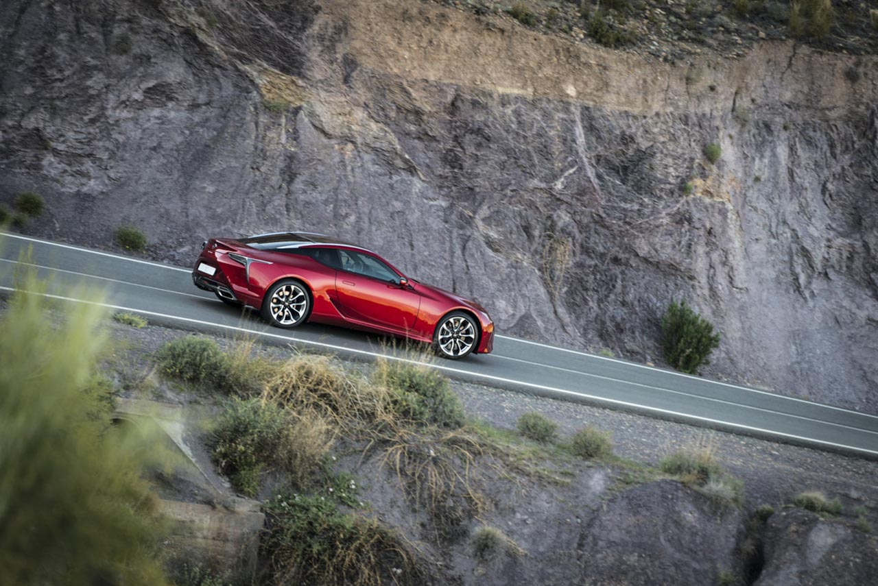 Lexus heeft inmiddels de prijzen bekend gemaakt van de nieuwe LC500 die vanaf augustus leverbaar is.